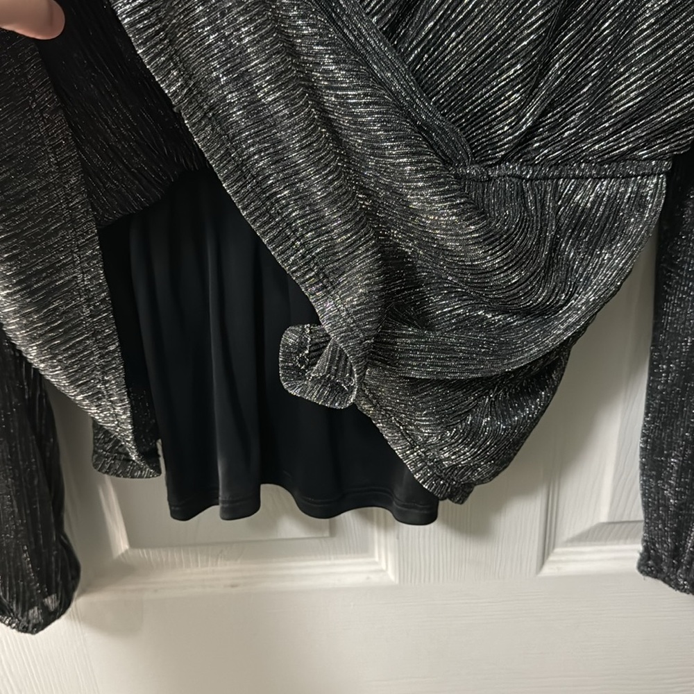 Beautiful black/silver top - Picture 4 of 5